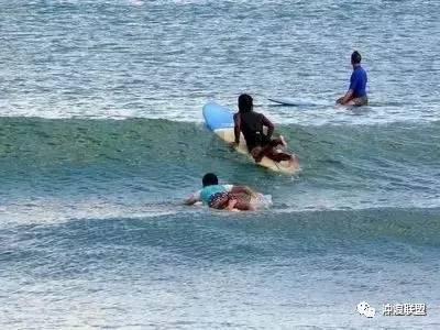 男子患肝癌晚期,拿出17万元为乡亲凿山修路,每天躺在椅子上指挥